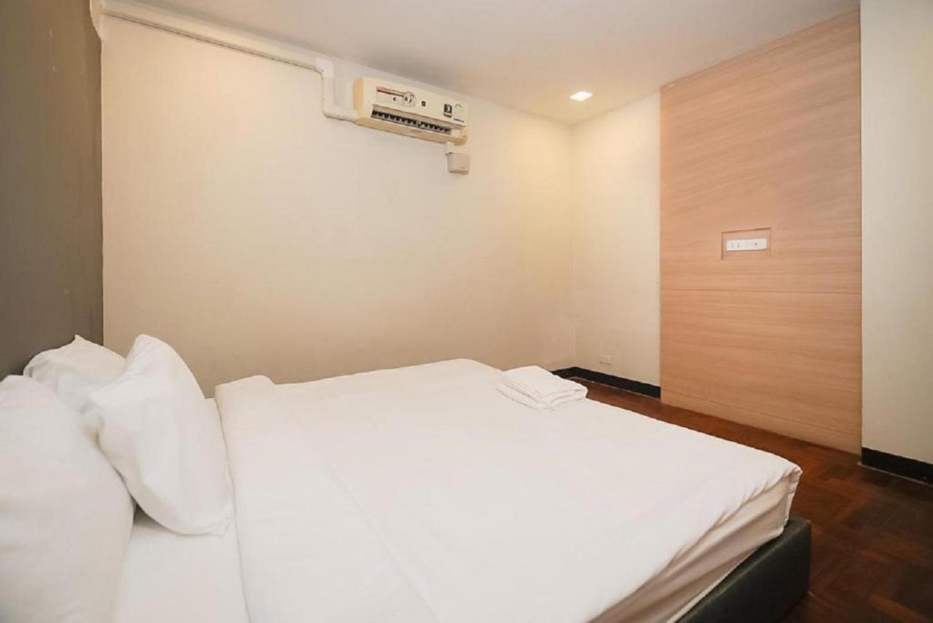 X Go Inn Silom Road -Bts Saint Louis Bangkok Eksteriør billede