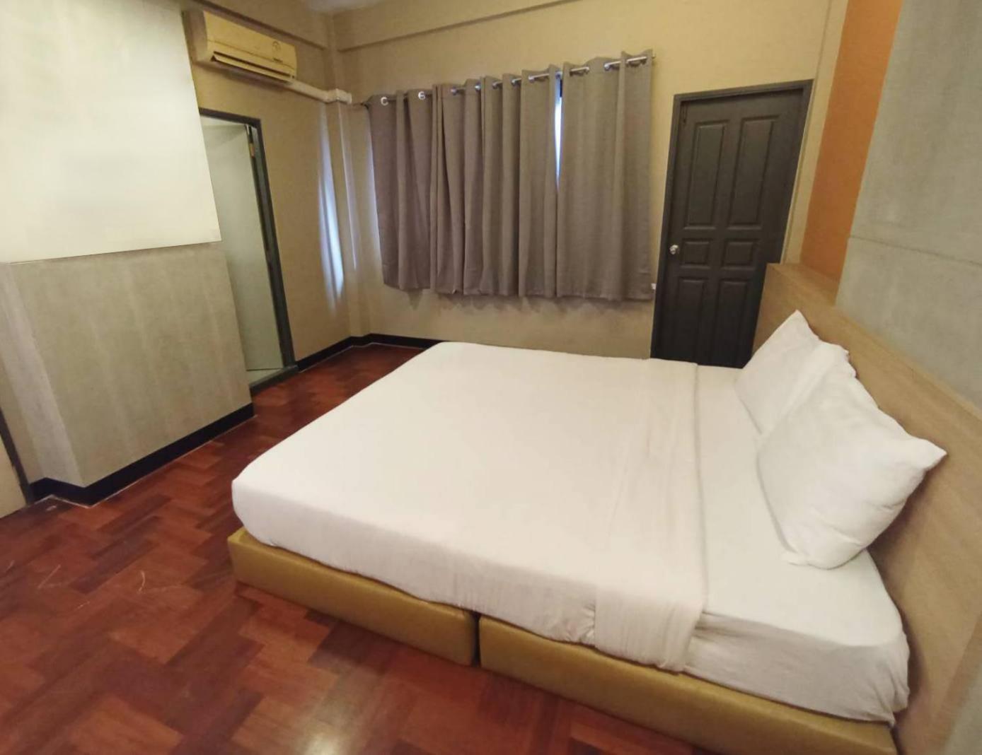 X Go Inn Silom Road -Bts Saint Louis Bangkok Eksteriør billede